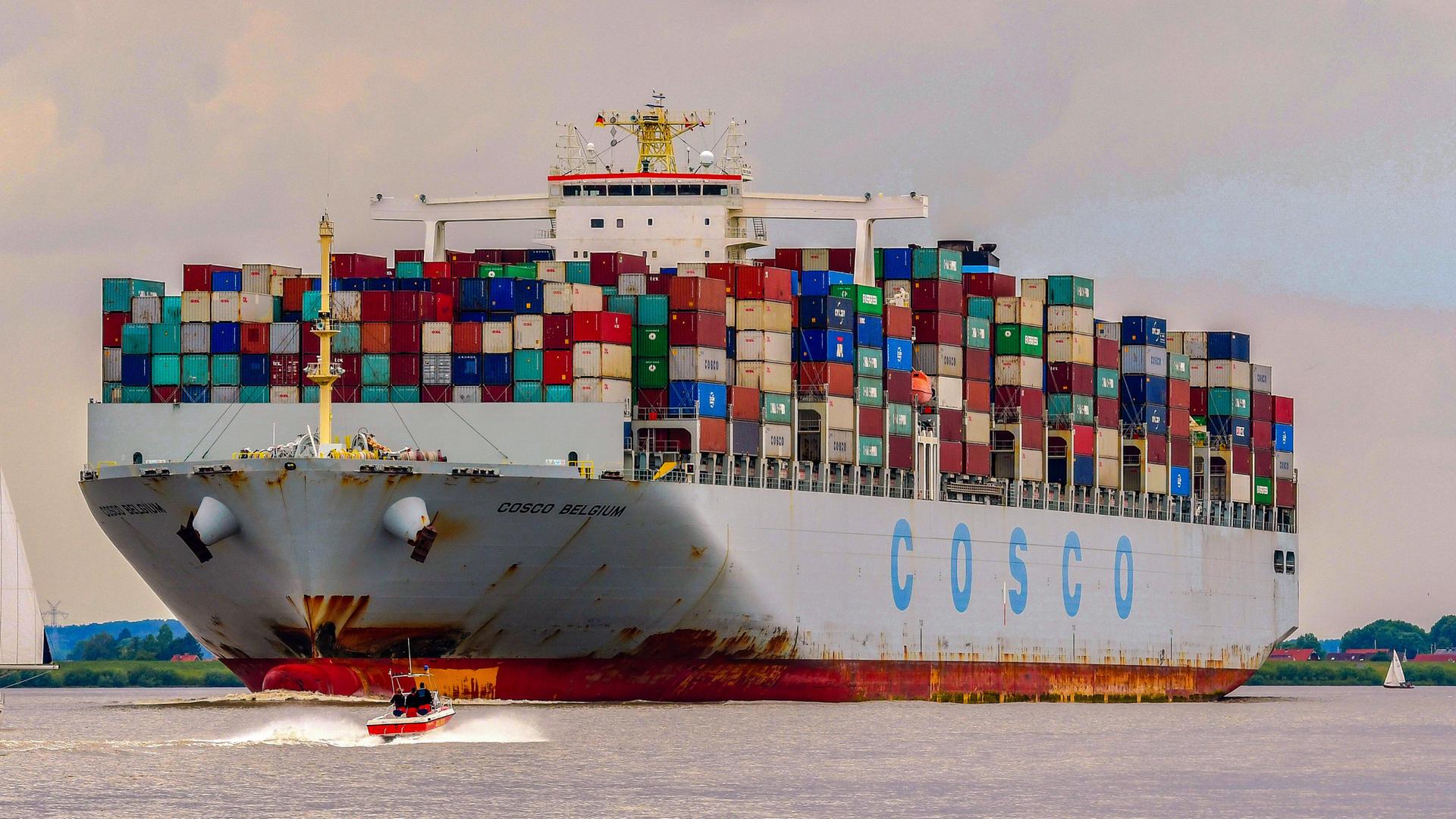 Ein Containerschiff des chinesischen Staatskonzerns Cosco fährt mit voller Ladung elbaufwärts in den Containerhafen in Hamburg
