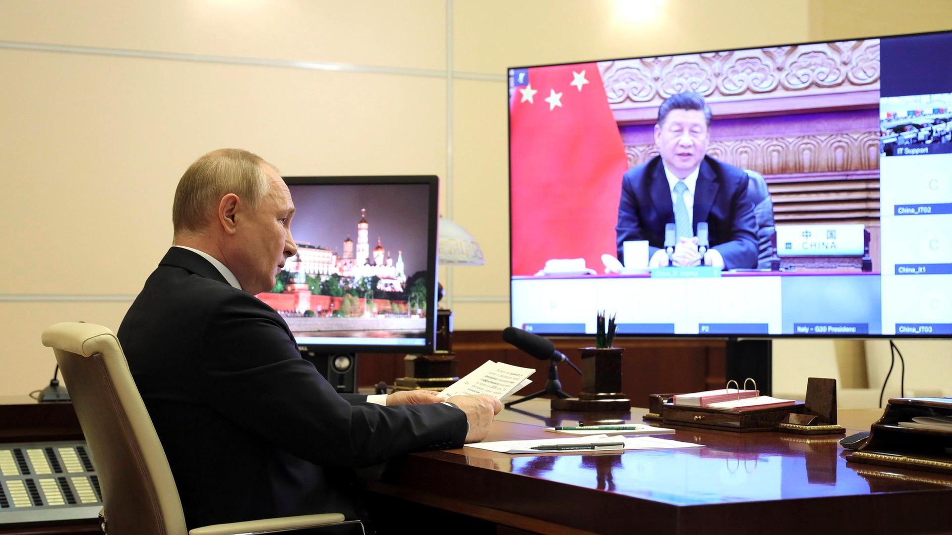 Der russische Präsident Wladimir Putin nimmt am zweiten Tag des G20-Gipfels über eine Videoschalte teil Der russische Präsident Wladimir Putin nimmt am zweiten Tag des G20-Gipfels über eine Videoschalte teil