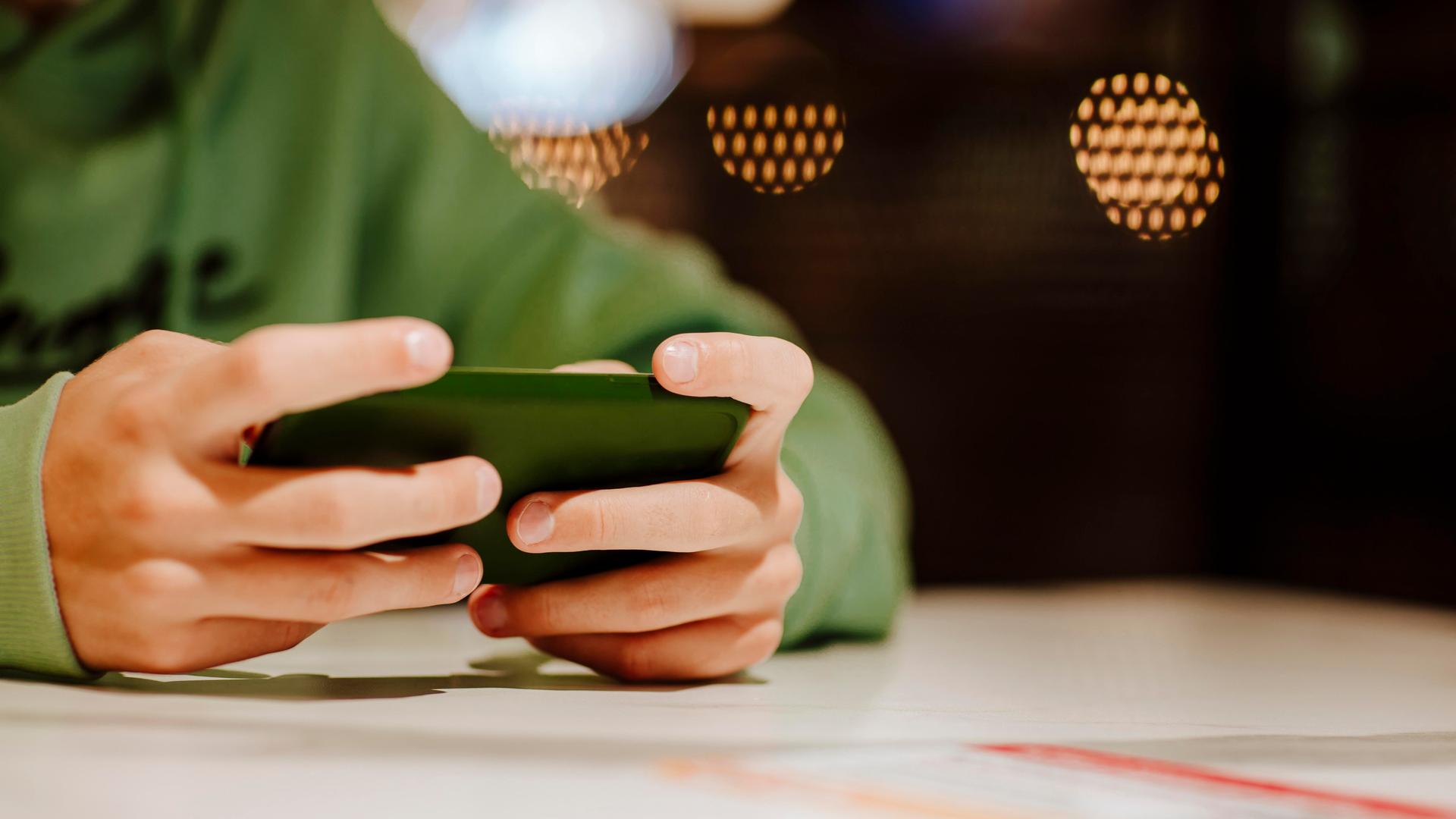 Zwei Hände halten ein Smartphone Zwei Hände halten ein Smartphone