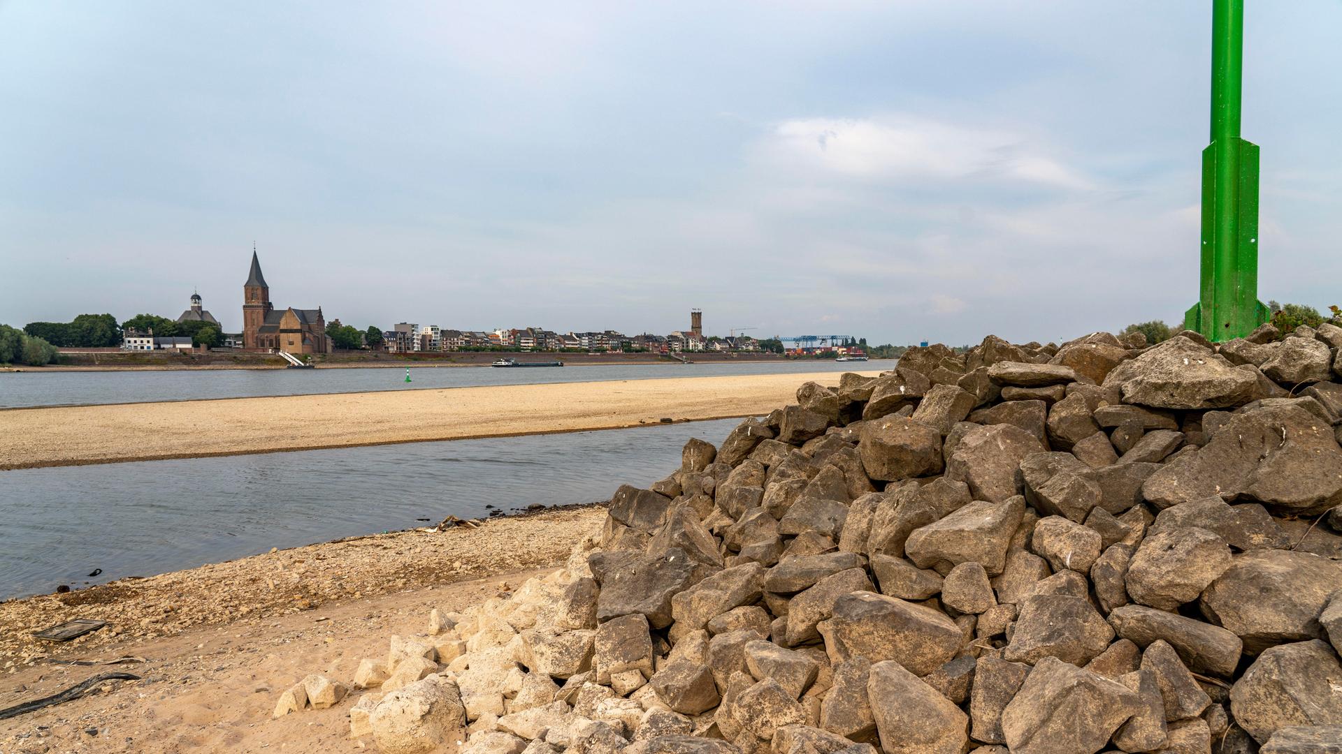 Den Anblick des Rheins bei Emmerich (Nordrhein-Westfalen) dominiert im August 2022 das extreme Niedrigwasser. Den Anblick des Rheins bei Emmerich (Nordrhein-Westfalen) dominiert im August 2022 das extreme Niedrigwasser.