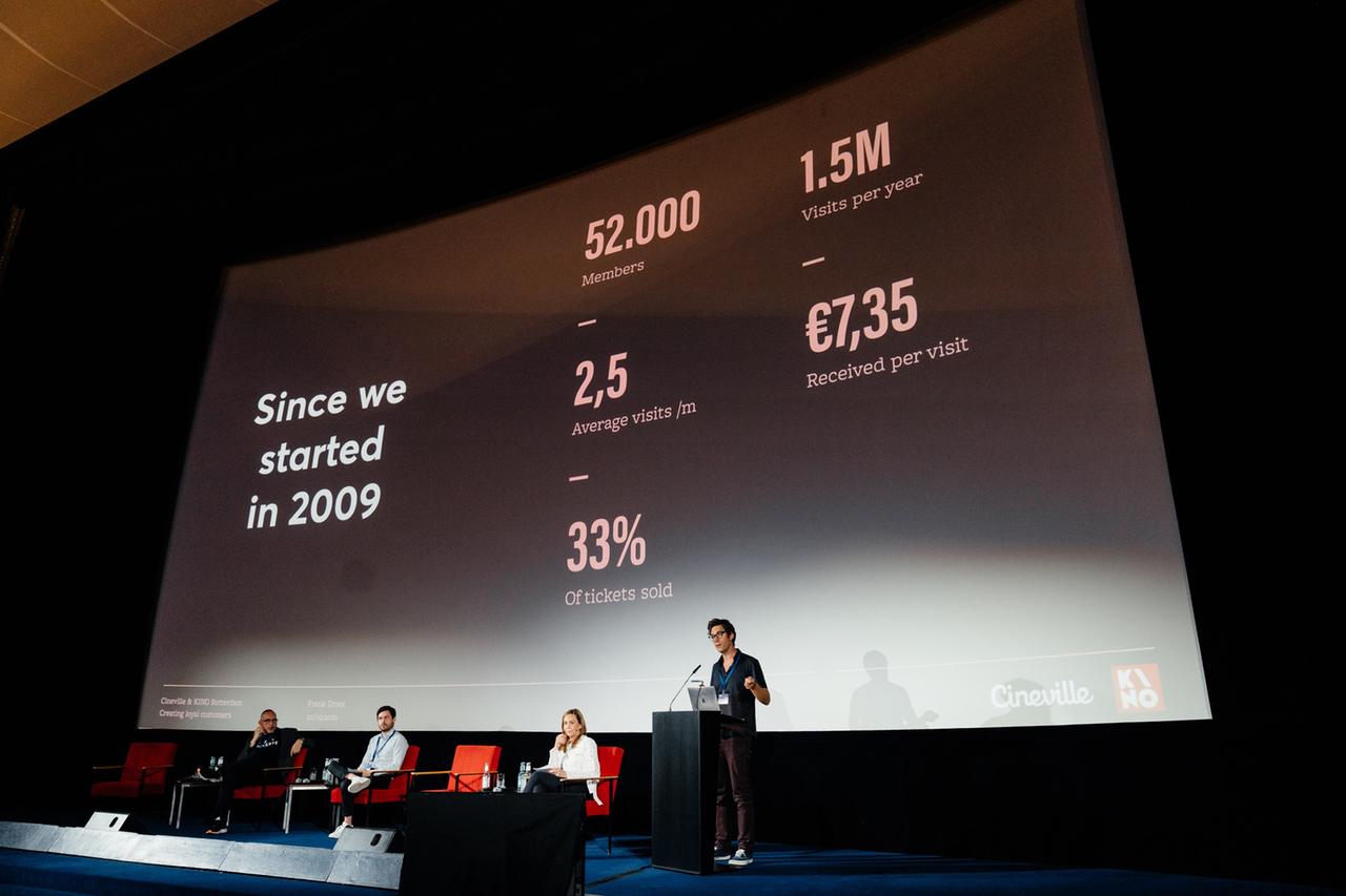 Podiumsdiskussion mit vier Teilnehmern an der Cinema Vision 2030 Konferenz im Kino International.