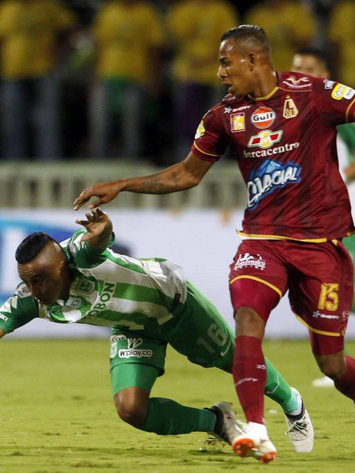 Fußballer Sebastián Villa (M.) wurde schon mehrfach der Gewalt gegen Frauen beschuldigt.