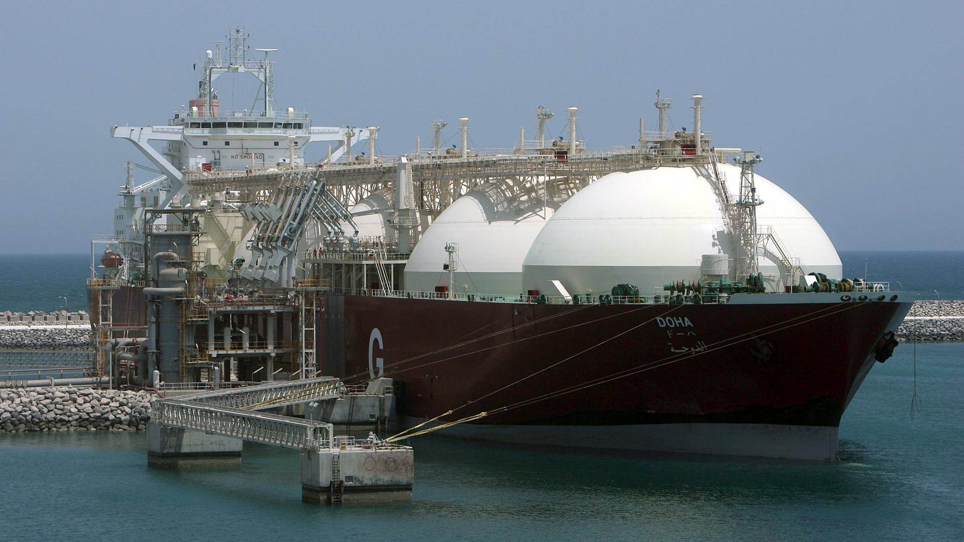 Ein Tankschiff liegt im Gashafen von Ras Laffan bei Doha in Katar. Das Land ist der weltweit größte Exporteur von Flüssiggas. Ein Tankschiff liegt im Gashafen von Ras Laffan bei Doha in Katar. Das Land ist der weltweit größte Exporteur von Flüssiggas.