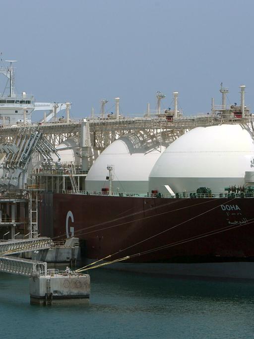 Ein Tankschiff liegt im Gashafen von Ras Laffan bei Doha in Katar. Das Land ist der weltweit größte Exporteur von Flüssiggas.