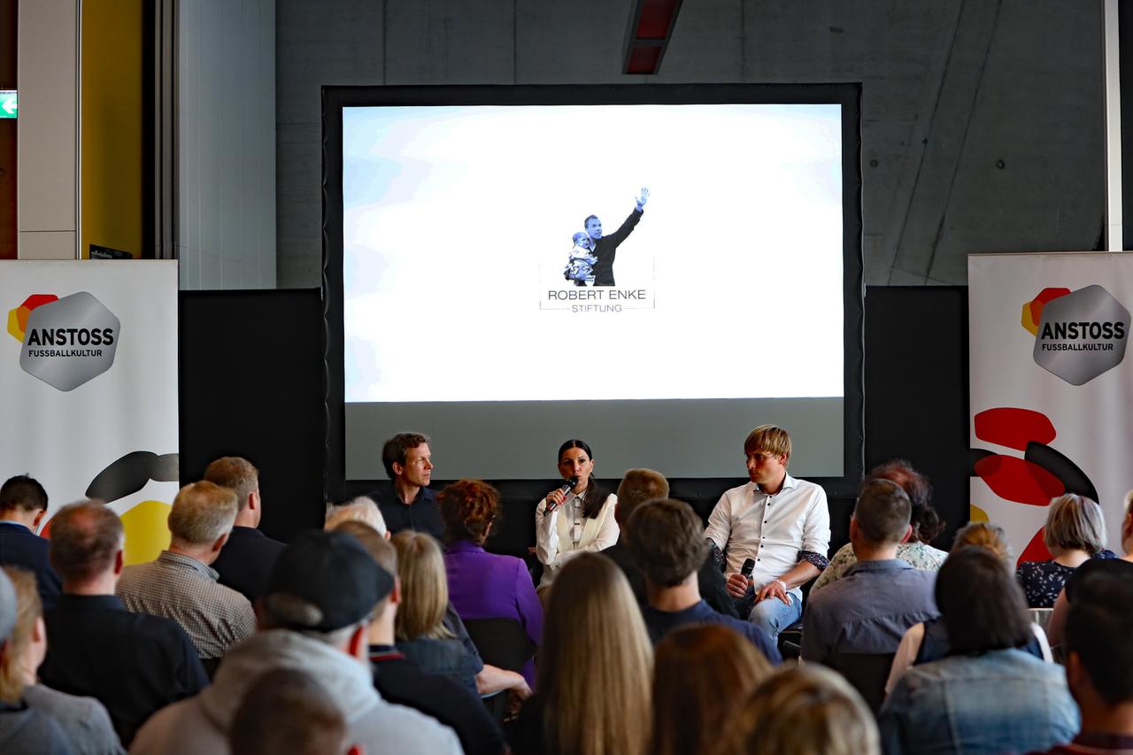 Podiumsdiskussion zum Thema Depressionen im Spitzensport mit Teresa Enke (M.) und Martin Amedick (r.) im Deutschen Fußballmuseum in Dortmund. Podiumsdiskussion zum Thema Depressionen im Spitzensport mit Teresa Enke (M.) und Martin Amedick (r.) im Deutschen Fußballmuseum in Dortmund.