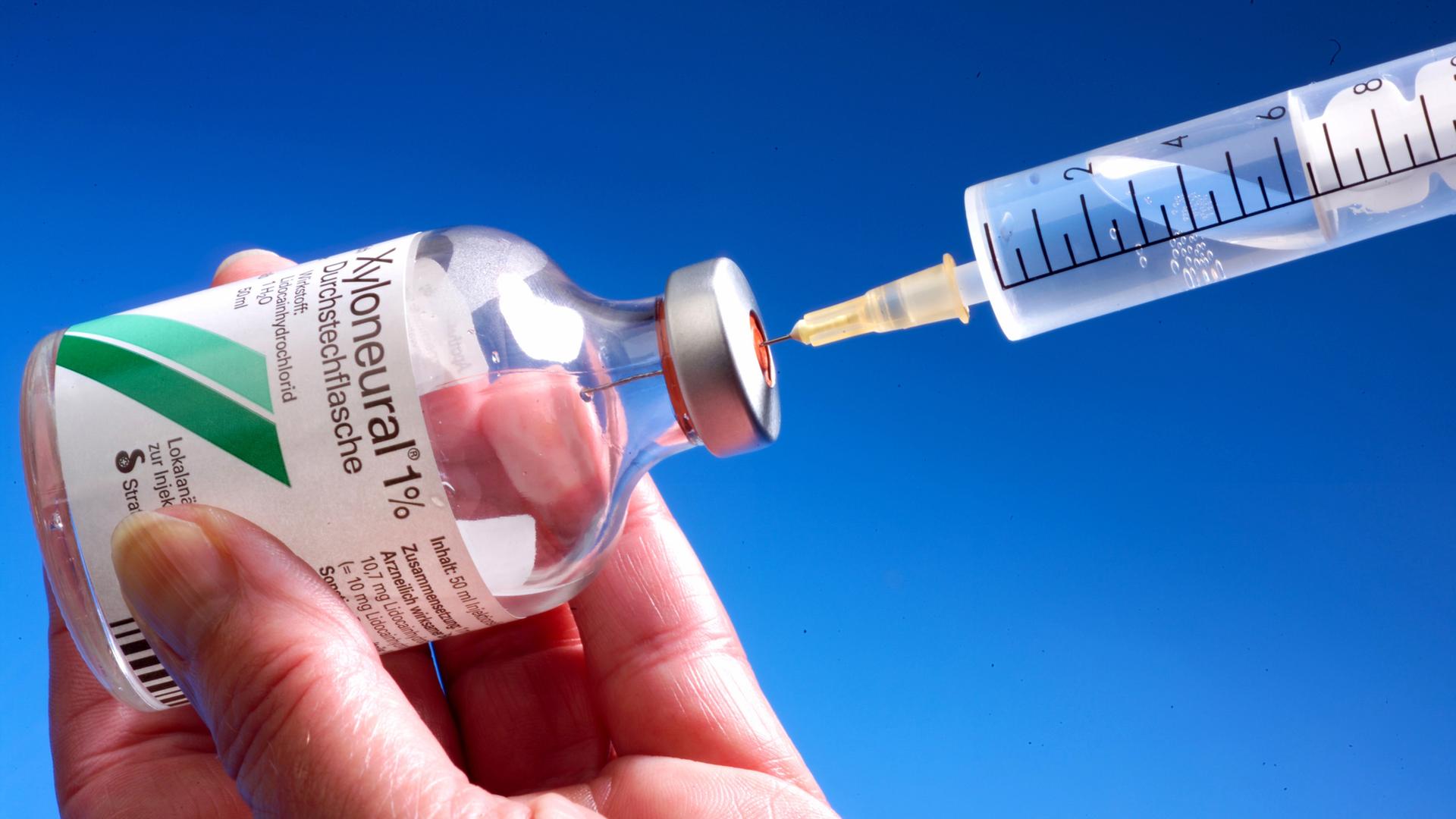 Das Lokalanästhetikum Xyloneural wird aus Injektionsflasche in Spritze aufgezogen 