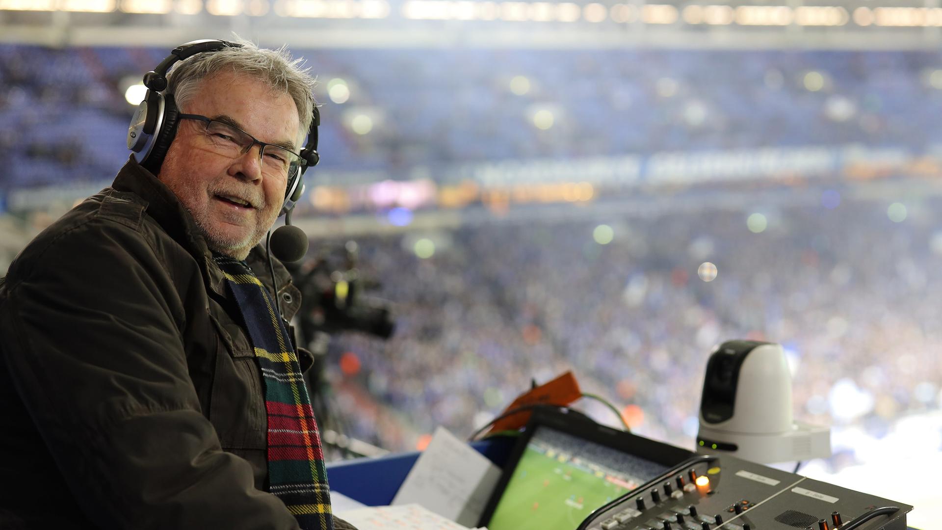 Manfred Breuckmann im Stadion. Er kommentiert die Partie Schalke gegen Union in der Saison 2019/2020. Manfred Breuckmann im Stadion. Er kommentiert die Partie Schalke gegen Union in der Saison 2019/2020.