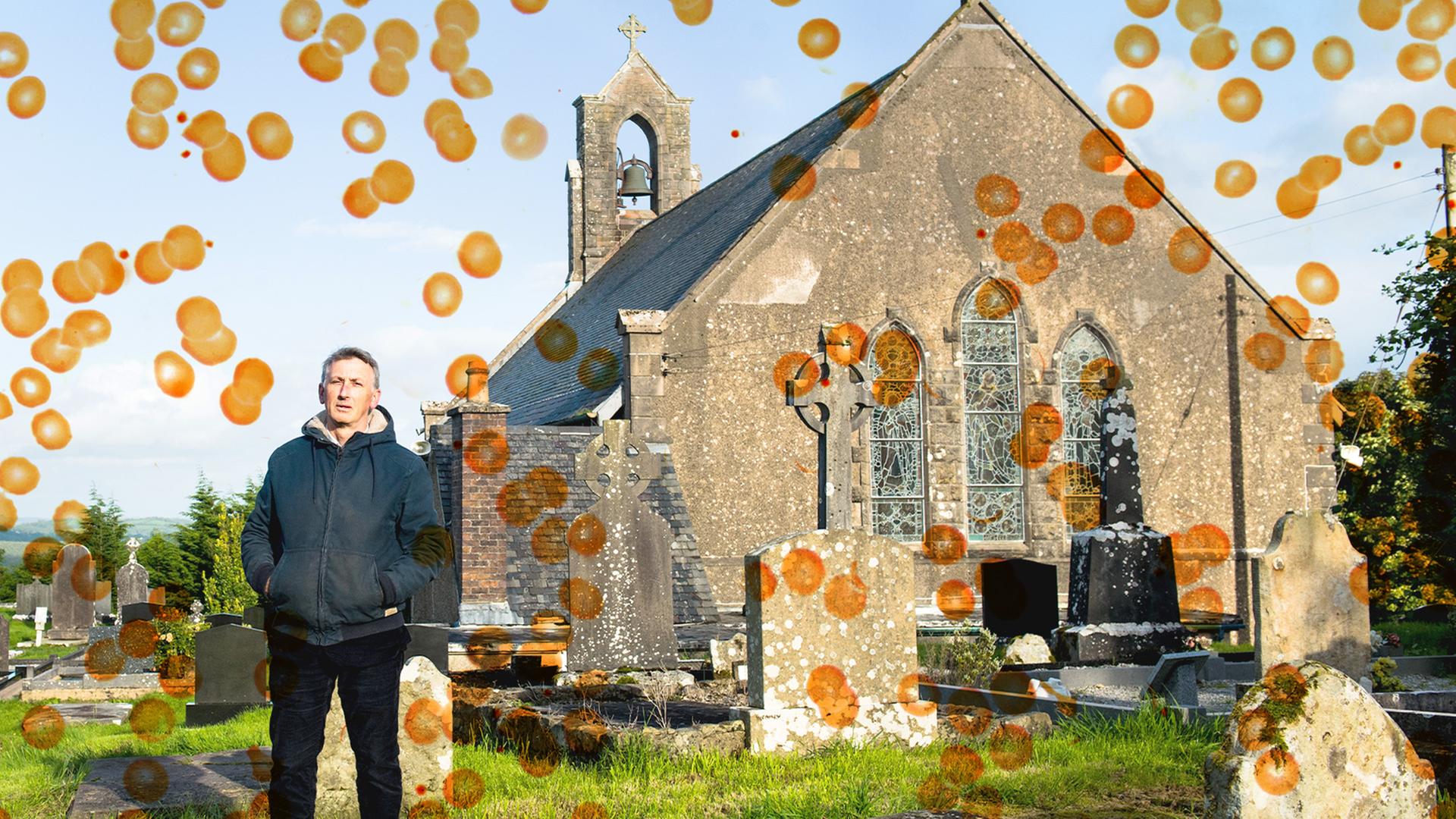 Illustration/Bildcollage: Ein Mann steht auf einem Friedhof vor einer kleinen Kirche