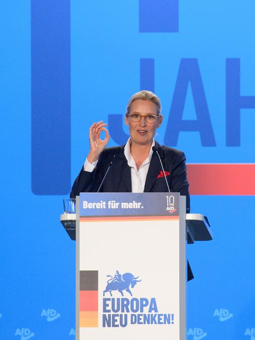 Die AfD-Vorsitzende Alice Weidel steht an einem Rednerpult mit den Aufschriften "Bereit für mehr" und "Europa neu denken".