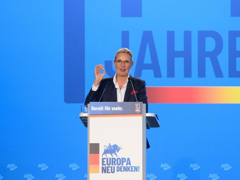 Die AfD-Vorsitzende Alice Weidel steht an einem Rednerpult mit den Aufschriften "Bereit für mehr" und "Europa neu denken".