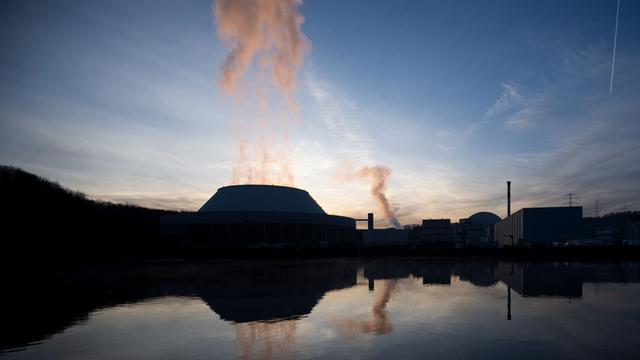 Dampf kommt aus dem Kühlturm von Block 2 des Kernkraftwerks Neckarwestheim