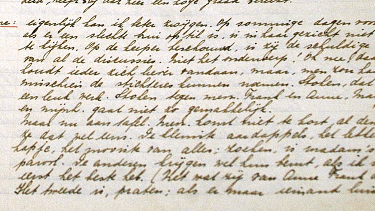 Handschriftliche Originalseite aus dem Tagebuch der Anne Frank, ausgestell im Deutschen Historischen Museum in Berlin Handschriftliche Originalseite aus dem Tagebuch der Anne Frank, ausgestell im Deutschen Historischen Museum in Berlin