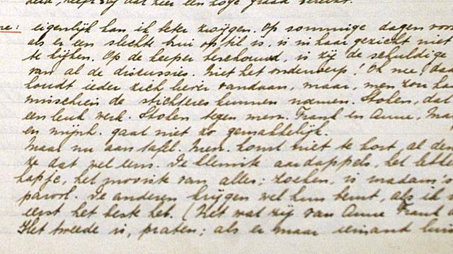 Handschriftliche Originalseite aus dem Tagebuch der Anne Frank, ausgestell im Deutschen Historischen Museum in Berlin