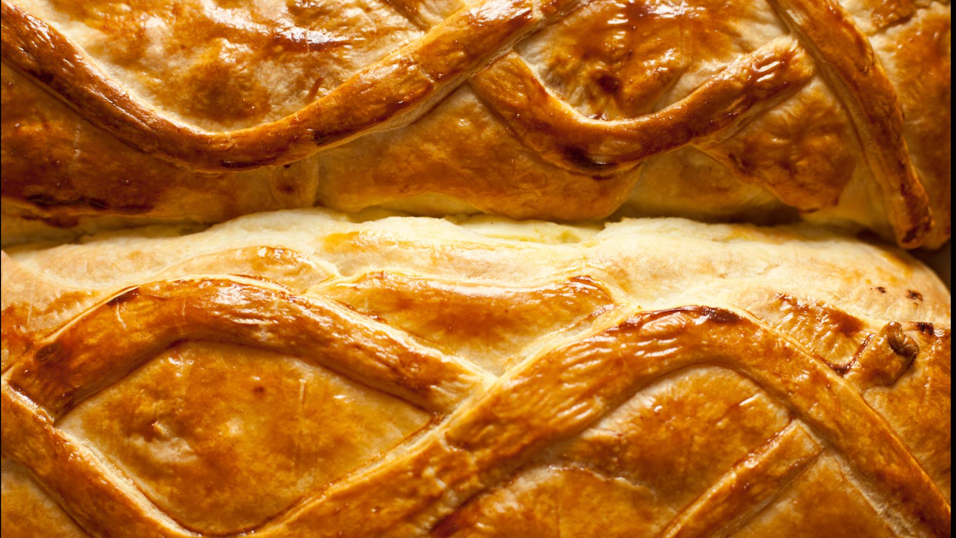 Frisch gebackene Apfelstrudel mit einem Zopfmuster. Frisch gebackene Apfelstrudel mit einem Zopfmuster.