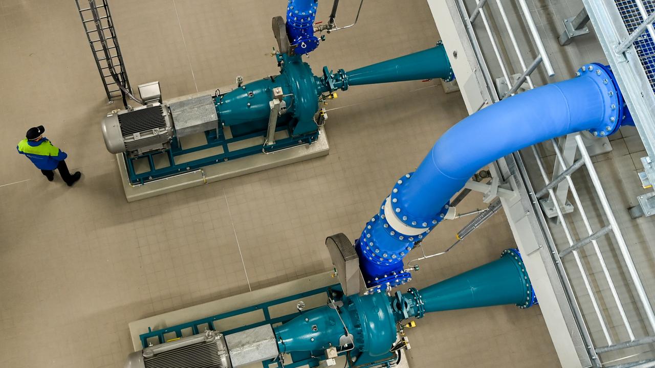 Blaue Abwasserpumpen sind auf der Maschinenebene im Neubau des Abwasserpumpwerkes für Charlottenburg der Berliner Wasserbetriebe in der Sophie-Charlotten-Strasse zu sehen.