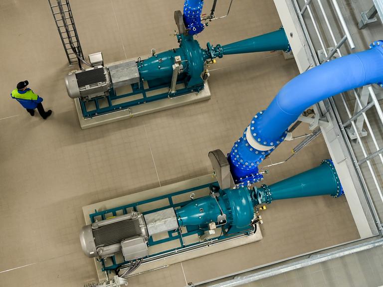 Blaue Abwasserpumpen sind auf der Maschinenebene im Neubau des Abwasserpumpwerkes für Charlottenburg der Berliner Wasserbetriebe in der Sophie-Charlotten-Strasse zu sehen.