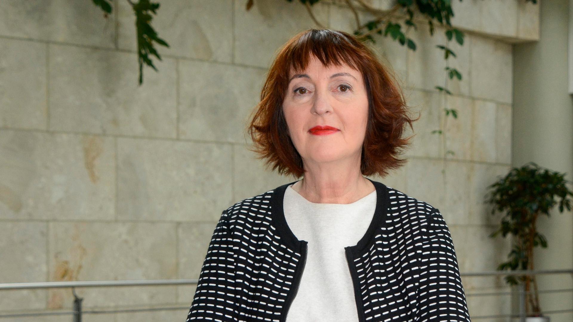 Sonia Mikich steht 2017 bei einem Fototermin vor dem WDR Funkhaus und schaut in die Kamera. Die damalige WDR-Chefredakteurin trägt ein weißes Oberteil, darüber eine schwarz-weiß gemusterte Jacke. Sonia Mikich steht 2017 bei einem Fototermin vor dem WDR Funkhaus und schaut in die Kamera. Die damalige WDR-Chefredakteurin trägt ein weißes Oberteil, darüber eine schwarz-weiß gemusterte Jacke.