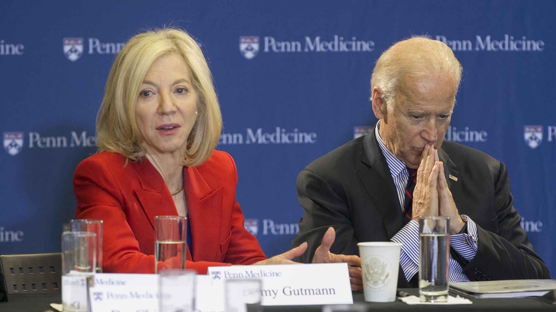 US-Präsident Joe Biden und die designierte US-Botschafterin in Berlin, Amy Gutmann bei einer Veranstaltung an der University of Pennsylvania US-Präsident Joe Biden und die designierte US-Botschafterin in Berlin, Amy Gutmann bei einer Veranstaltung an der University of Pennsylvania