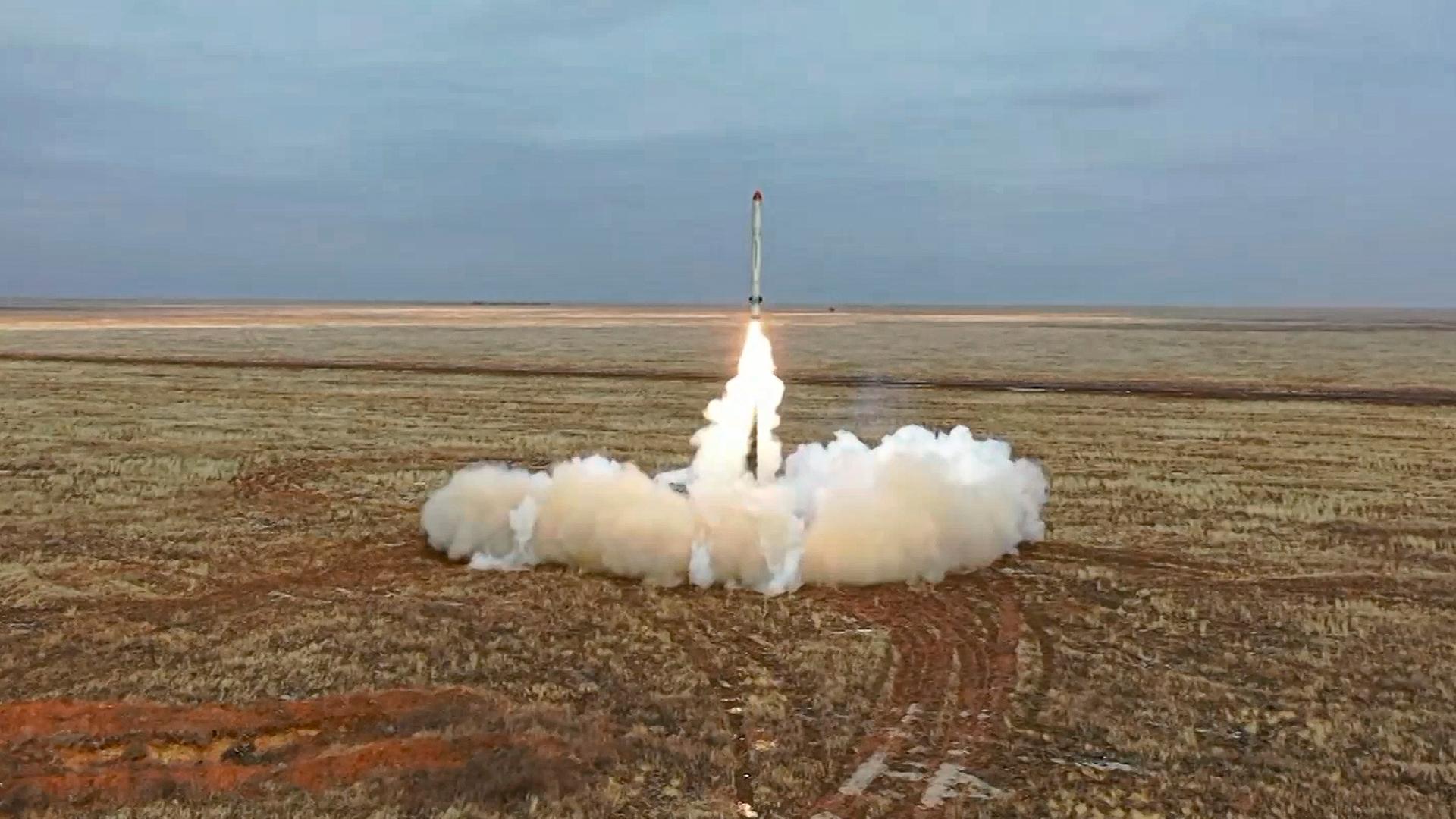 Dieses vom Pressedienst des russischen Verteidigungsministeriums zur Verfügung gestellte Videostandbild zeigt eine russische Iskander-K-Rakete, die während einer Militärübung auf einem Truppenübungsplatz in Russland abgeschossen wird. Dieses vom Pressedienst des russischen Verteidigungsministeriums zur Verfügung gestellte Videostandbild zeigt eine russische Iskander-K-Rakete, die während einer Militärübung auf einem Truppenübungsplatz in Russland abgeschossen wird.