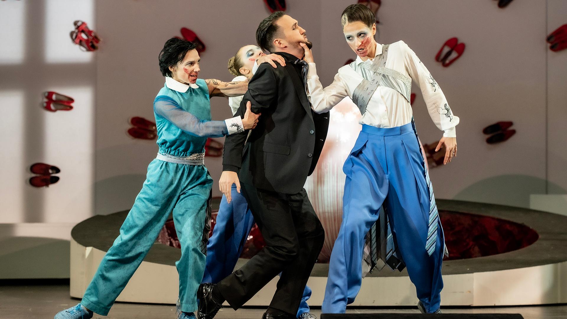 Im Bild (v.l.n.r.): Elodie Lavoigna, Sergei Nikolaev, Corinna Scheurle Im Bild (v.l.n.r.): Elodie Lavoigna, Sergei Nikolaev, Corinna Scheurle