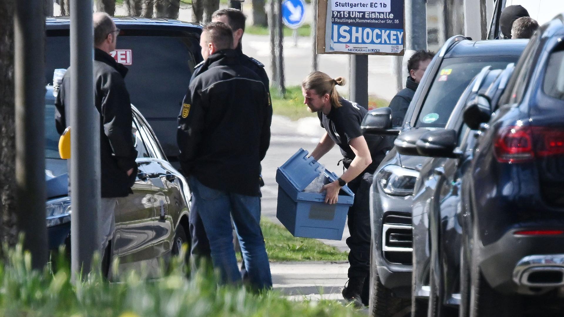 Baden-Württemberg, Reutlingen: Ein Mitarbeiter des Bundeskriminalamts trägt eine Kiste. Bei einer Durchsuchung im Auftrag der Bundesanwaltschaft ist im baden-württembergischen Reutlingen ein Beamter eines Spezialeinsatzkommandos (SEK) durch einen Schuss verletzt worden.