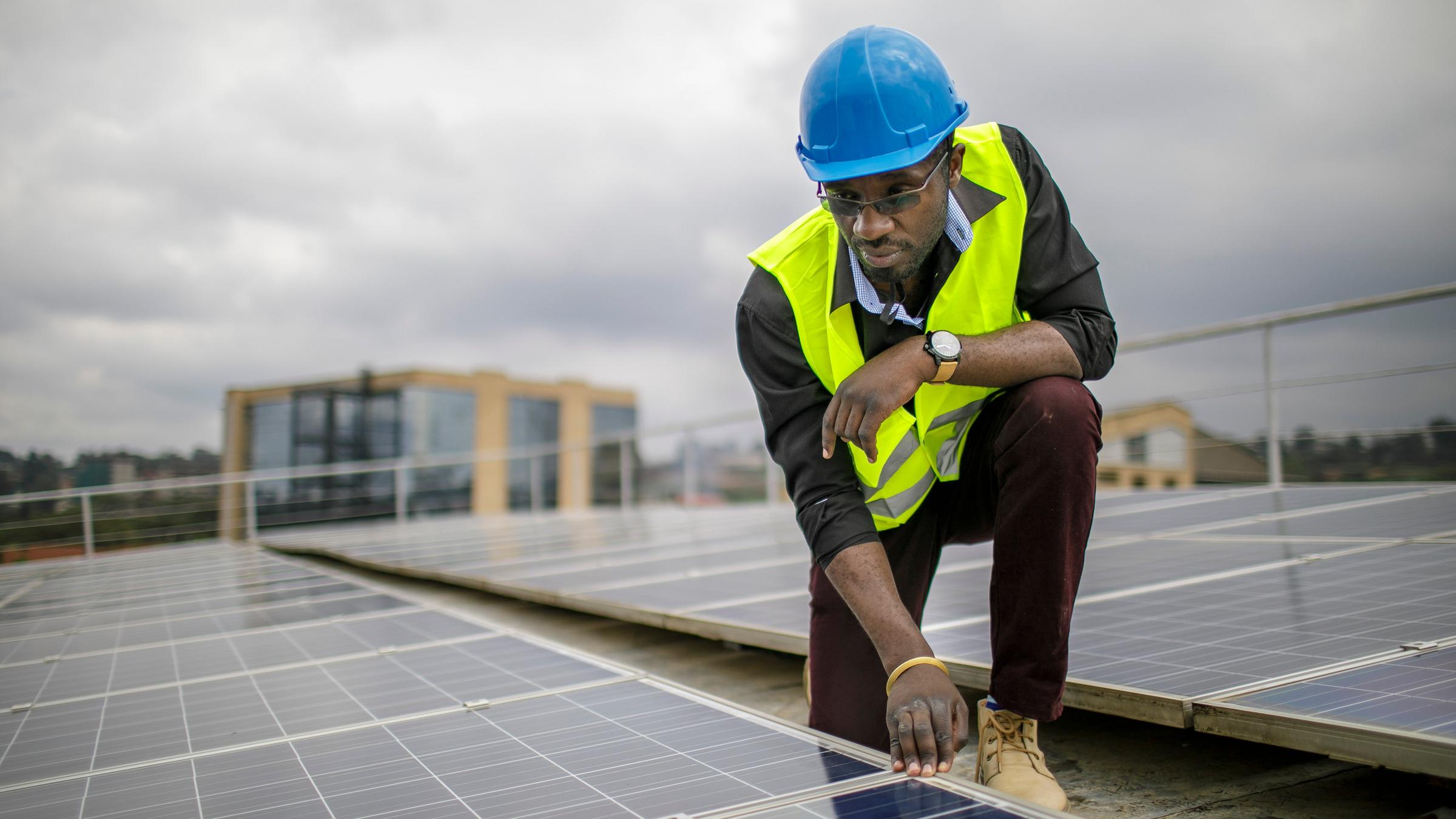 Ein Mitarbeiter prüft Solarpanels auf dem Dach einer Ausbildungseinrichtung für Solartechniker und Energieauditoren an der Strathmore University, Nairobi.