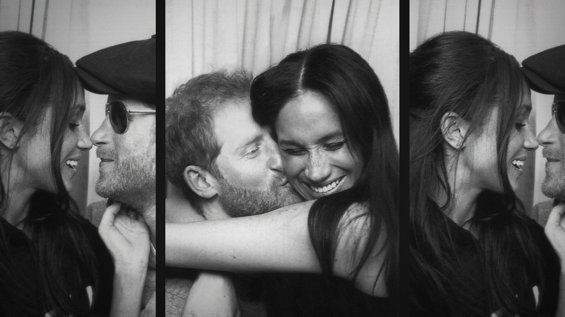 Verliebte Schwarzweiß-Fotos von Harry und Meghan in einem Fotoautomaten Verliebte Schwarzweiß-Fotos von Harry und Meghan in einem Fotoautomaten