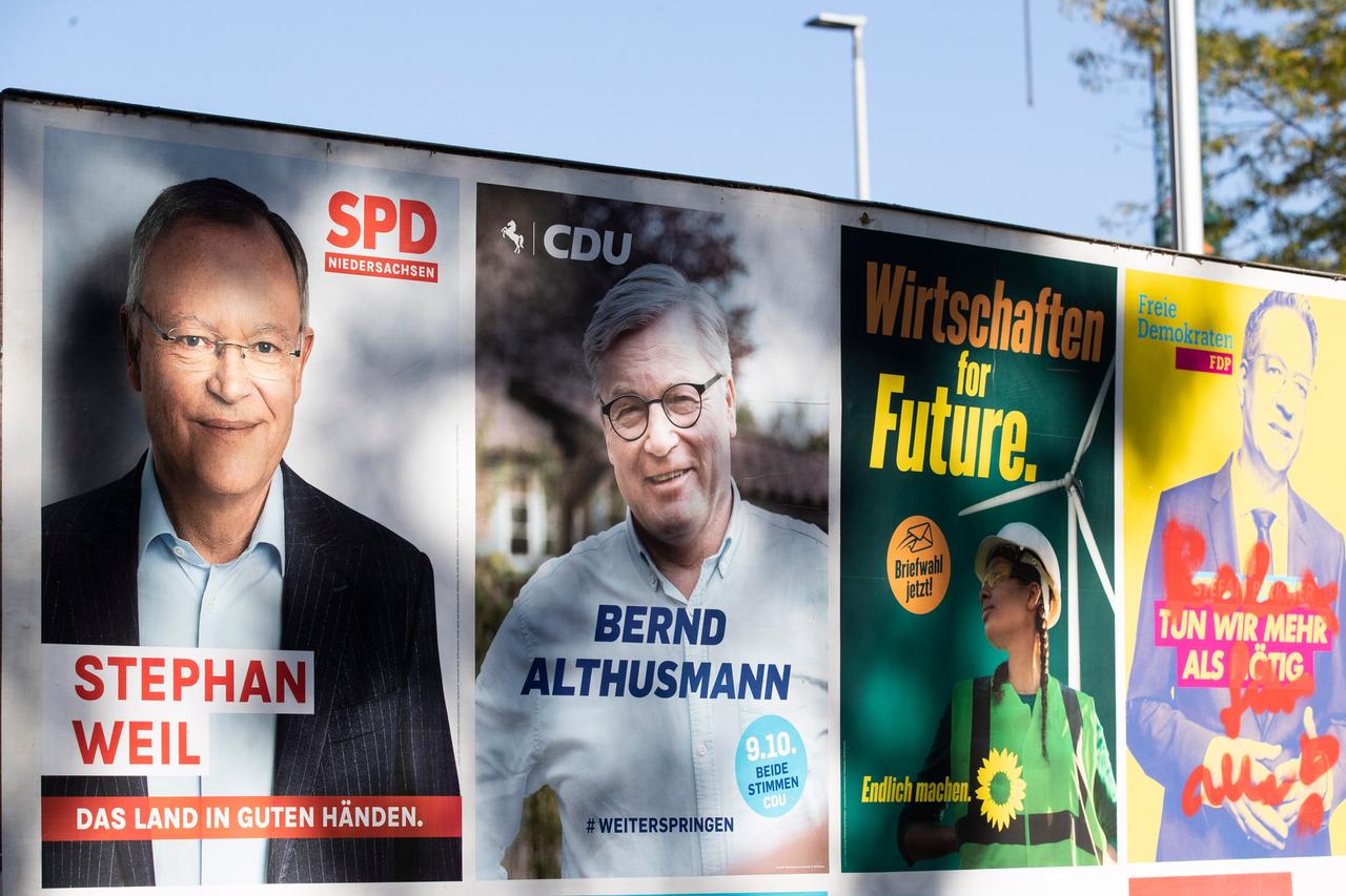 An einer HauptstraÃe in Hannover sind Wahlplakate der SPD, CDU, den Grünen und der FDP aufgestellt An einer HauptstraÃe in Hannover sind Wahlplakate der SPD, CDU, den Grünen und der FDP aufgestellt