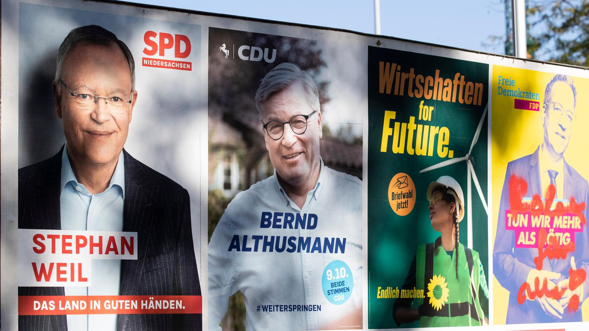 An einer HauptstraÃe in Hannover sind Wahlplakate der SPD, CDU, den Grünen und der FDP aufgestellt