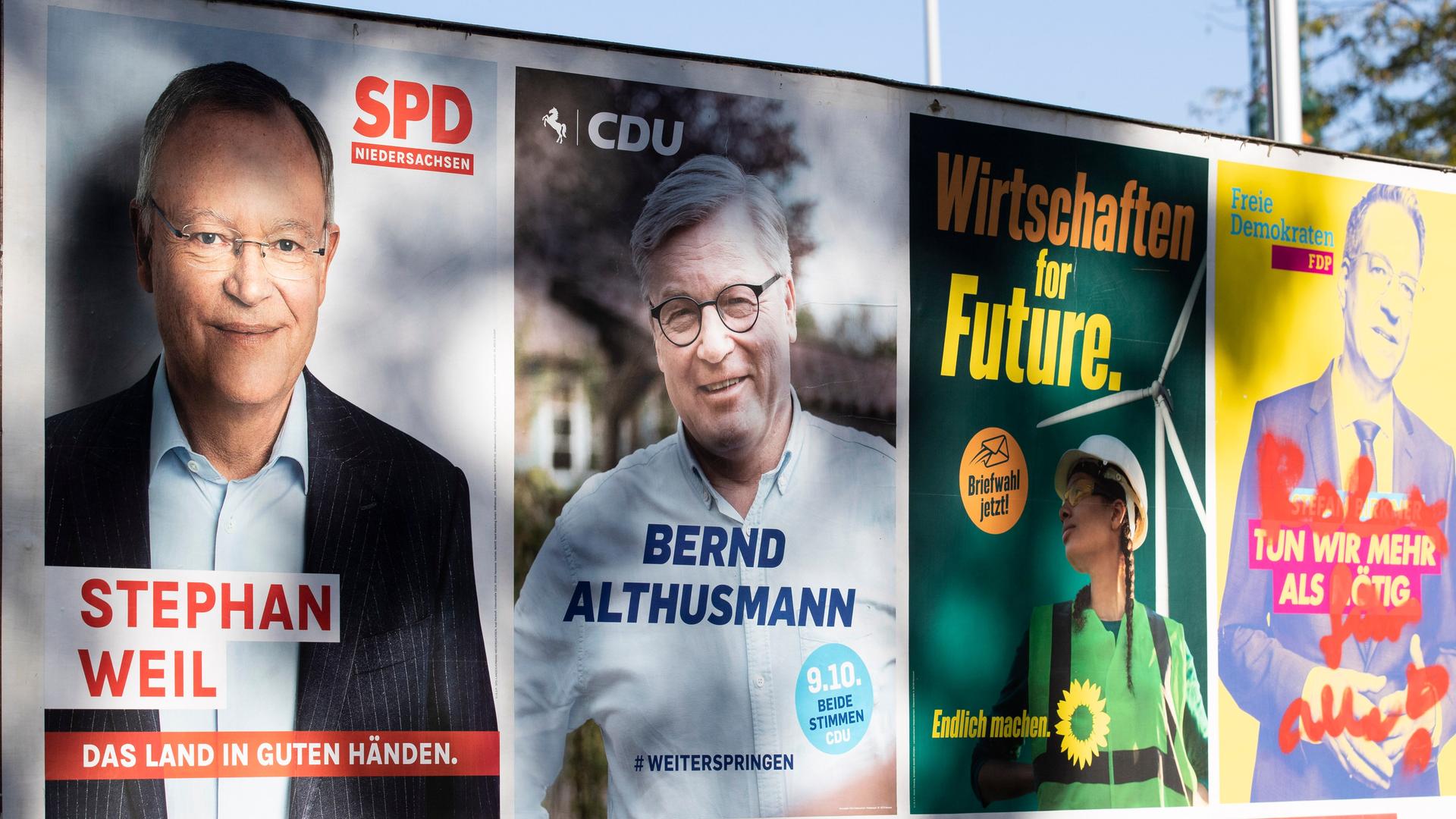 An einer HauptstraÃe in Hannover sind Wahlplakate der SPD, CDU, den Grünen und der FDP aufgestellt An einer HauptstraÃe in Hannover sind Wahlplakate der SPD, CDU, den Grünen und der FDP aufgestellt