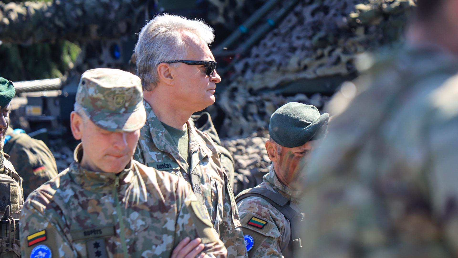 Litauische Soldaten und der litauische Präsident Gitanas Nauseda Litauische Soldaten und der litauische Präsident Gitanas Nauseda