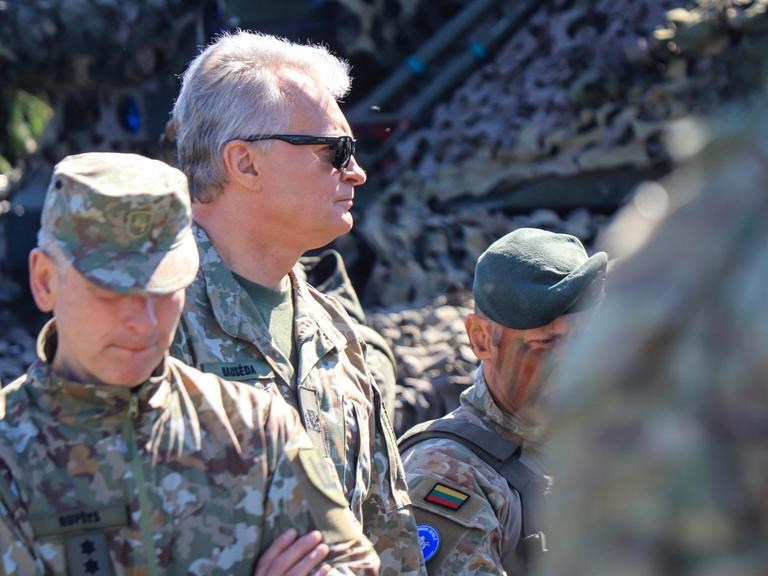 Litauische Soldaten und der litauische Präsident Gitanas Nauseda