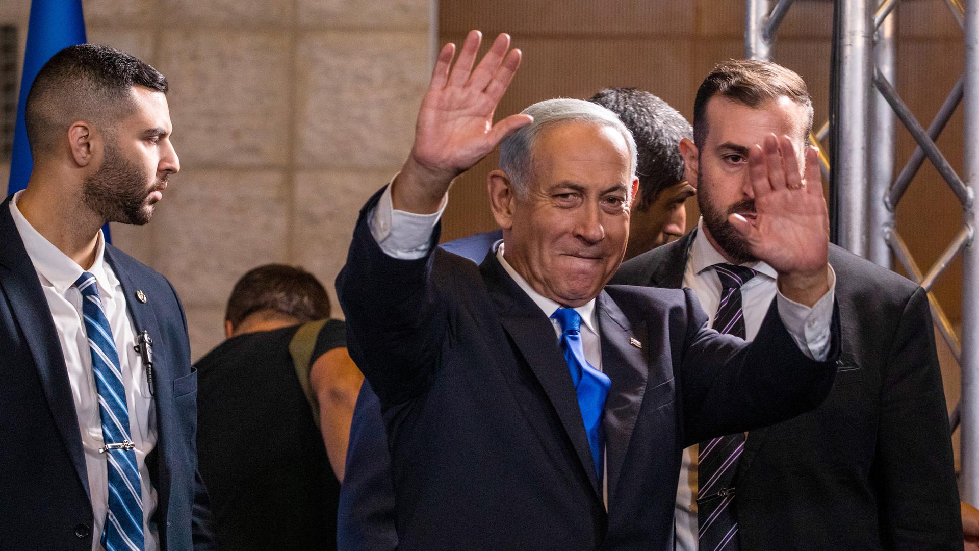 Der Vorsitzende von der Likud-Partei Benjamin Netanjahu winkt. Der Vorsitzende von der Likud-Partei Benjamin Netanjahu winkt.