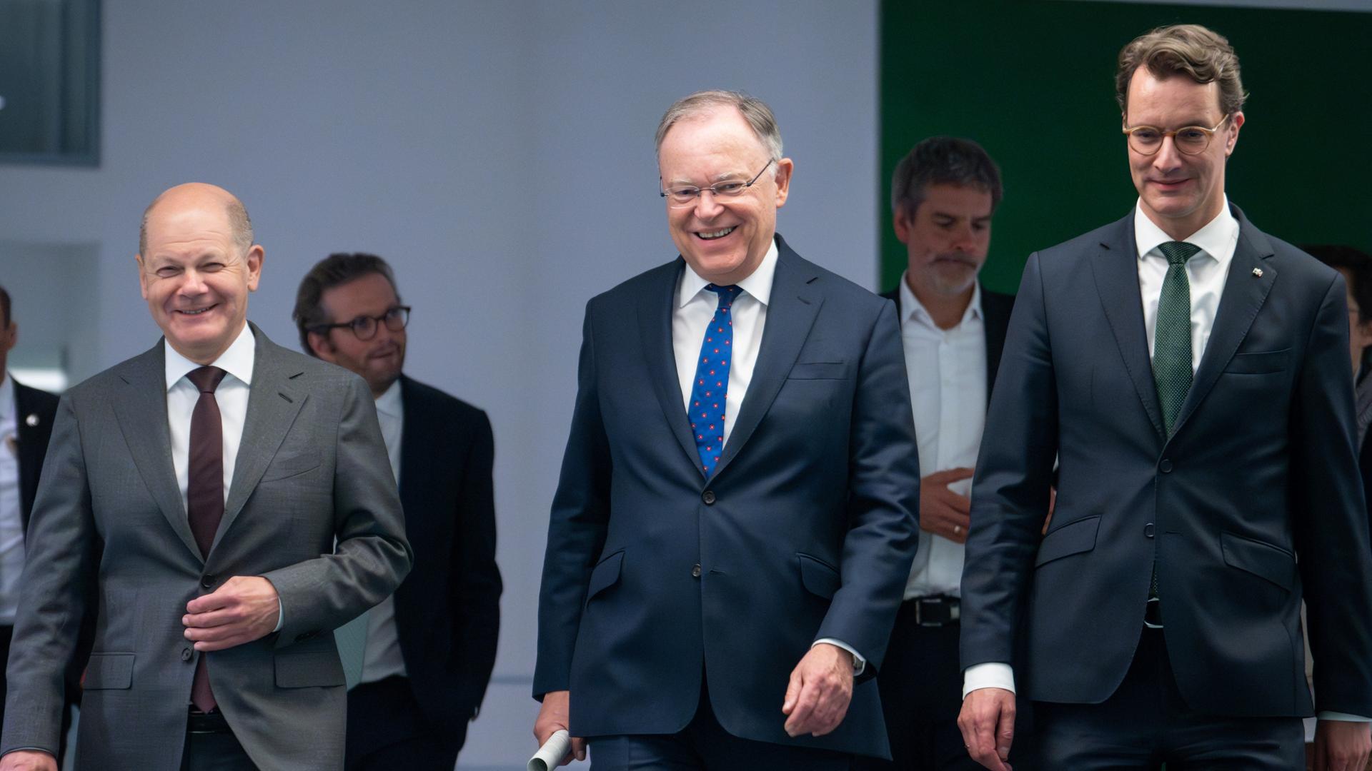 Niedersachsens Ministerpräsident Stephan Weil (SPD) (Mitte) gemeinsam mit Bundeskanzler Olaf Scholz (li.) und NRW-Ministerpraesident Hendrik Wuest (CDU) (re.) auf dem Weg zur Pressekonferenz im Anschluss an die Sonder-MPK zum Fluechtlingsgipfel mit den Regierungschefinnen und Regierungschefs der Länder im Bundeskanzleramt in Berlin Niedersachsens Ministerpräsident Stephan Weil (SPD) (Mitte) gemeinsam mit Bundeskanzler Olaf Scholz (li.) und NRW-Ministerpraesident Hendrik Wuest (CDU) (re.) auf dem Weg zur Pressekonferenz im Anschluss an die Sonder-MPK zum Fluechtlingsgipfel mit den Regierungschefinnen und Regierungschefs der Länder im Bundeskanzleramt in Berlin