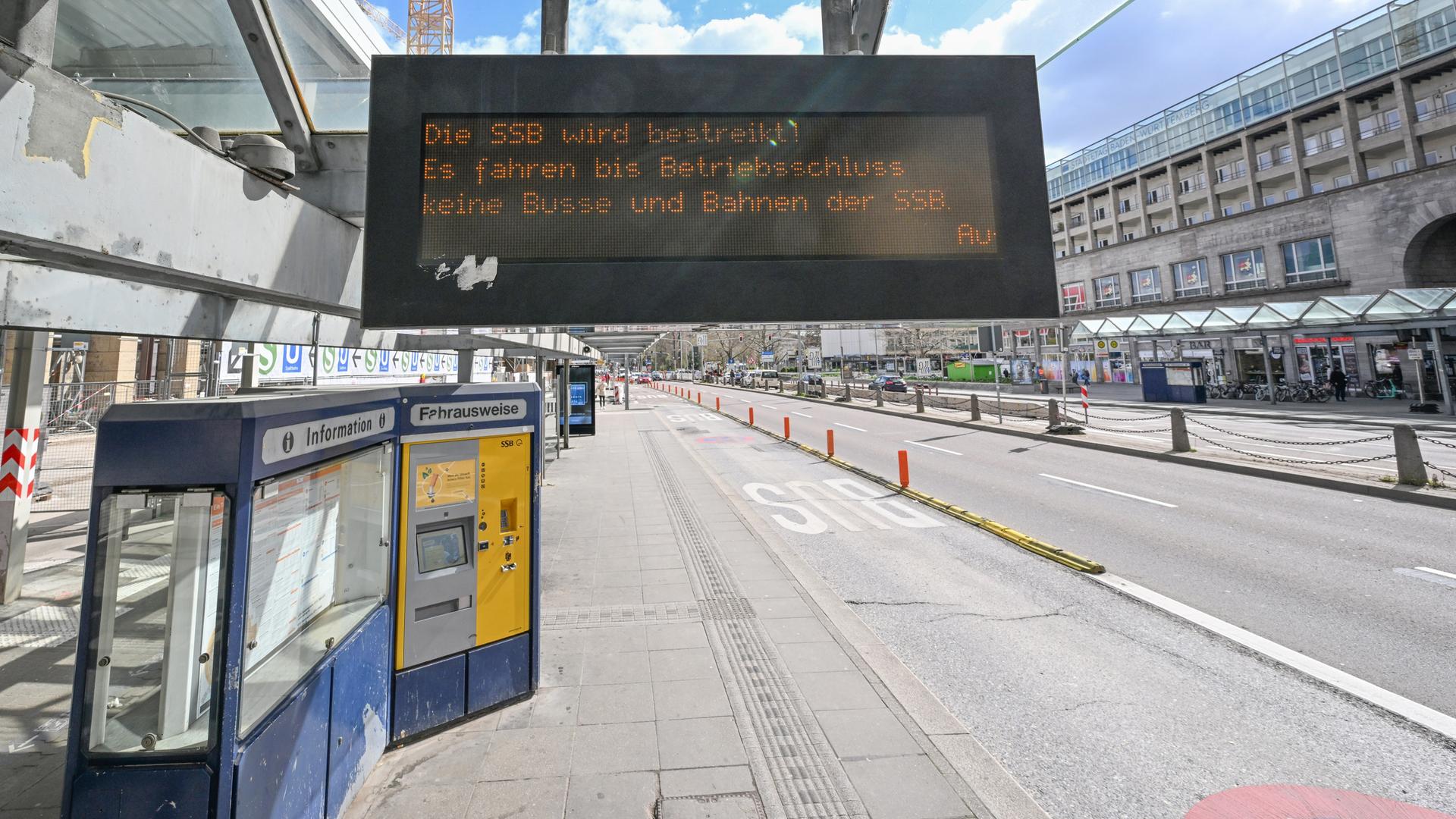 Stuttgart: Ein Hinweisschild weist an einer leeren Bushaltestelle auf einen Warnstreik hin.