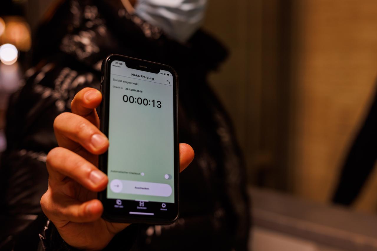 Ein Besucher eines Clubs hat mit der Luca-App auf seinem Smartphone einen QR-Code gescannt, um in einem Club einzuchecken. Ein Besucher eines Clubs hat mit der Luca-App auf seinem Smartphone einen QR-Code gescannt, um in einem Club einzuchecken.