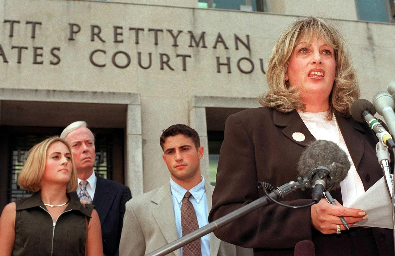 Monica Lewinskys einstige Freundin Linda Tripp gibt am 29.7.1998 vor dem Bundesgerichtshof in Washington eine Pressekonferenz.