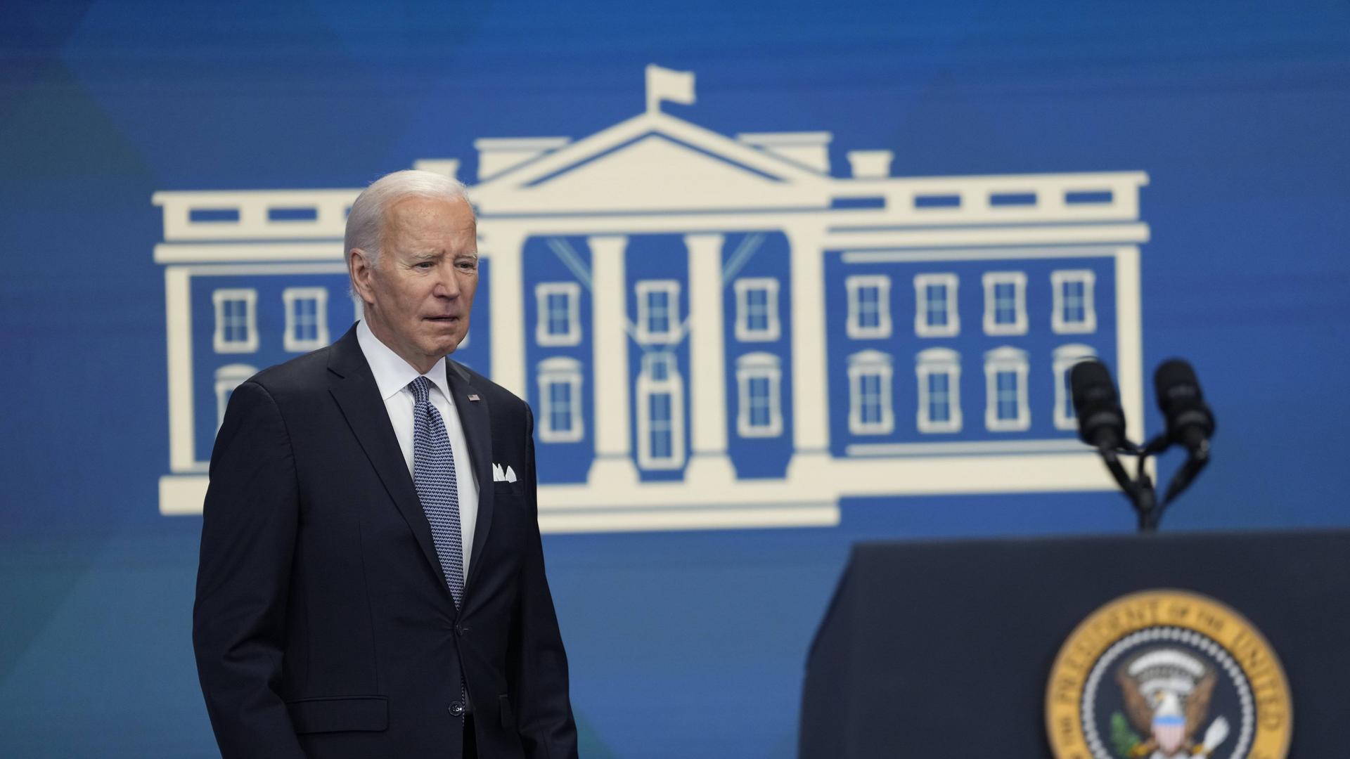 US-Präsident Joe Biden geht bei einer Rede in Washington zum Rednerpult US-Präsident Joe Biden geht bei einer Rede in Washington zum Rednerpult