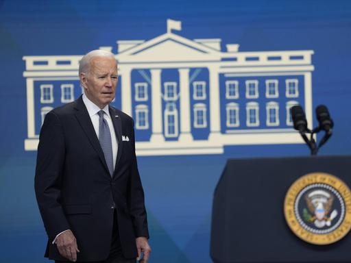 US-Präsident Joe Biden geht bei einer Rede in Washington zum Rednerpult