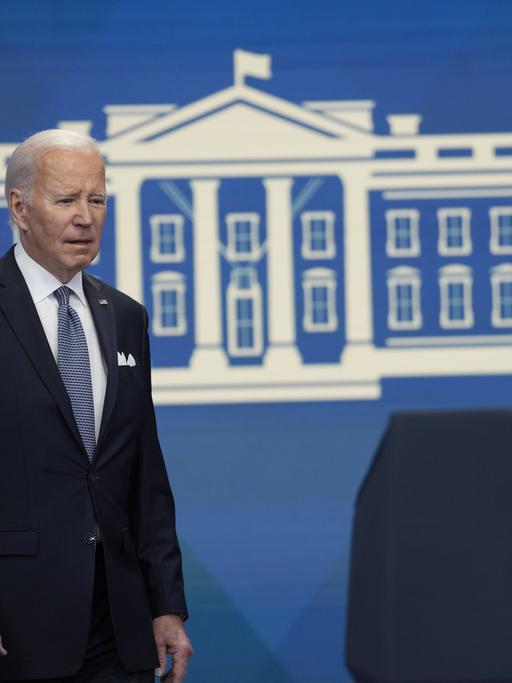 US-Präsident Joe Biden geht bei einer Rede in Washington zum Rednerpult