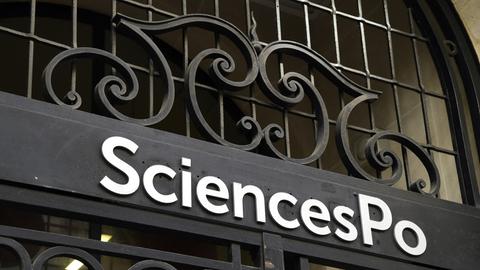 Das Logo der renommierten französischen Universität Sciences Po über dem Haupteingang der Universität.