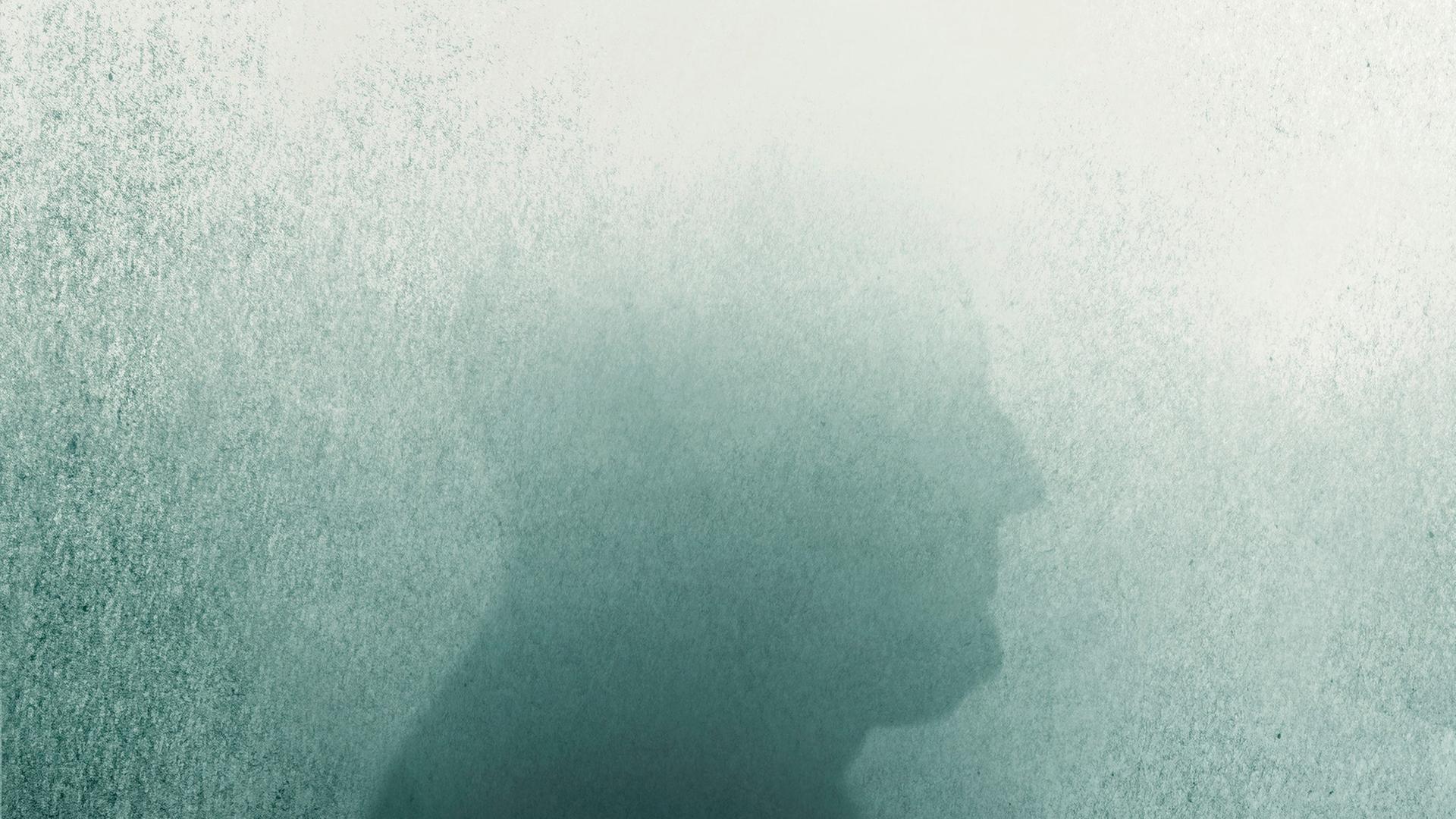 Der Umriss einer Person verschwindet langsam in einem Nebel. Der Umriss einer Person verschwindet langsam in einem Nebel.