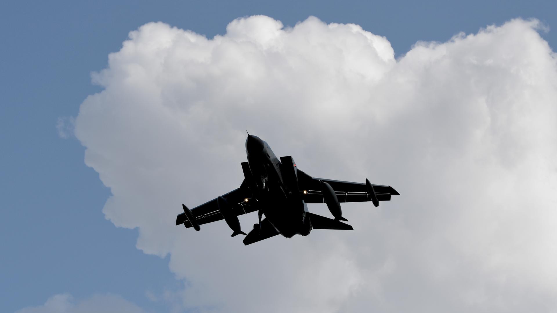 Ein Tornado-Kampfjet setzt zur Landung auf dem Fliegerhorst Jagel an. 