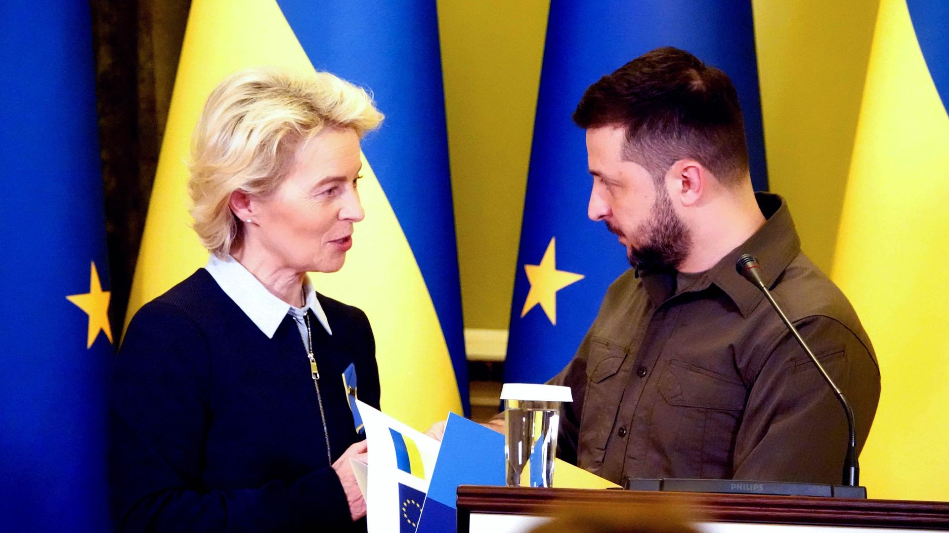 EU-Kommissionspräsidentin Ursula von der Leyen ist in die Ukraine gefahren. Auf dem Bild spricht sie mit dem Präsidenten der Ukraine. Er heißt Wolodymyr Selenskyj. EU-Kommissionspräsidentin Ursula von der Leyen ist in die Ukraine gefahren. Auf dem Bild spricht sie mit dem Präsidenten der Ukraine. Er heißt Wolodymyr Selenskyj.