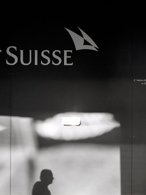 Schriftzug und Geldautomat der Credit Suisse, Schweiz