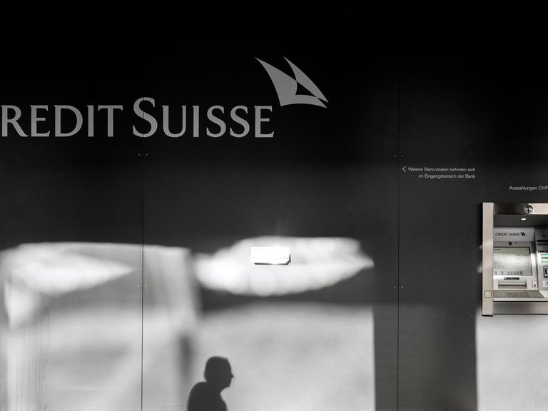 Schriftzug und Geldautomat der Credit Suisse, Schweiz