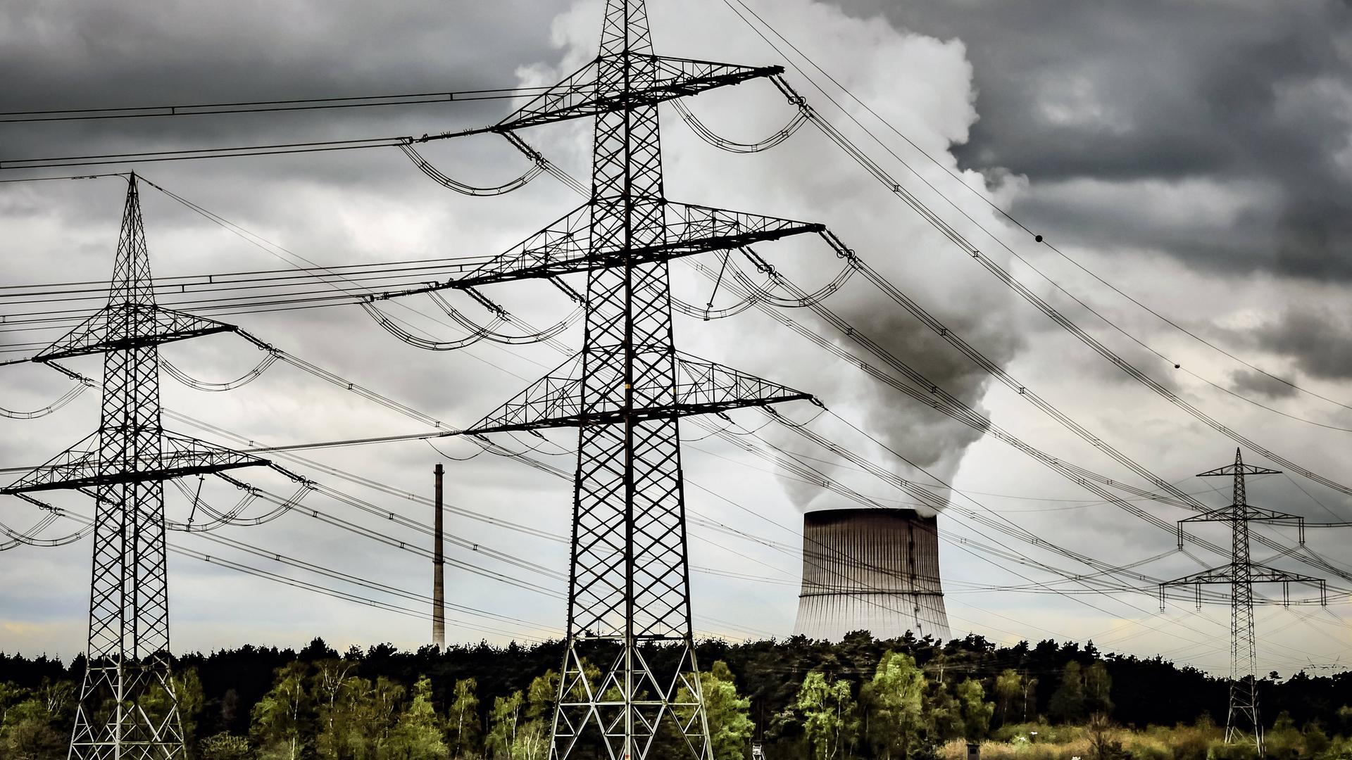 Oberleitungen und Kernkraftwerk Lingen im Emsland Oberleitungen und Kernkraftwerk Lingen im Emsland