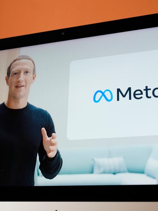 Meta-Chef Mark Zuckerberg spricht und gestikuliert auf einem Bildschirm