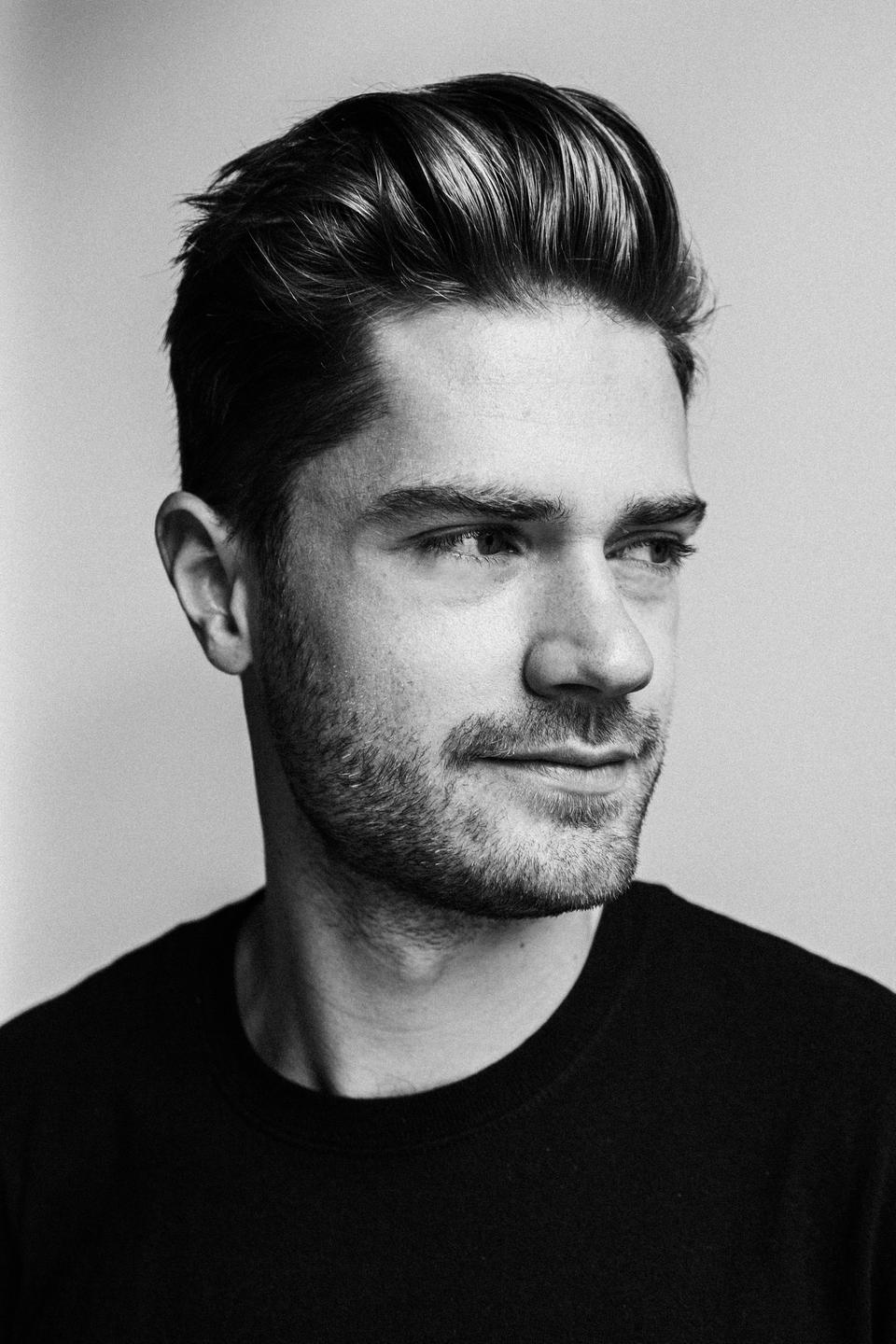 Schwarz-Weiss Porträt von Lukas Dhont, dem Regisseur von "Close", 2023. Schwarz-Weiss Porträt von Lukas Dhont, dem Regisseur von "Close", 2023.