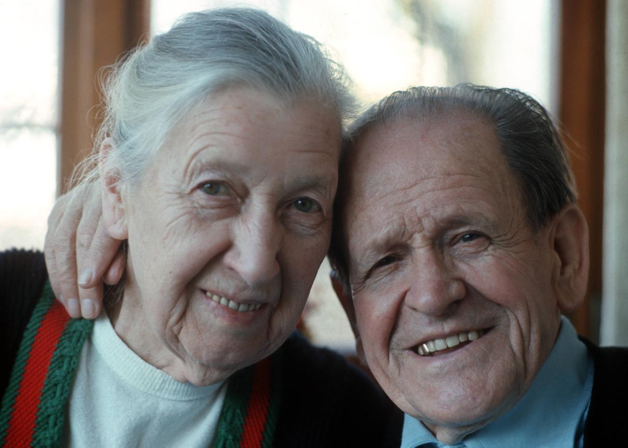 Sepp Herberger mit seiner Frau Eva im Jahr 1977. Sepp Herberger mit seiner Frau Eva im Jahr 1977.